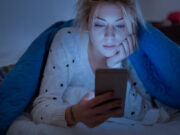 Знаеме ли што и прави сината светлина на нашата кожа?