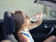 Не оставајте пластично шише со вода во автомобил