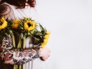 Тетоважа на работа: Одраз на непрофесионалност или моден додаток?