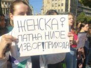 Стотици девојки и жени денеска протестираа пред редакцијата на Информер поради објавено интервју со осуден сериски силувач