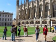 Универзитетите во Англија може да бидат казнети доколку студентите не најдат работа