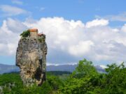 Најмирното место на светот: Карпата Качи на која се наоѓаат остатоци од црквата Свети Максим Исповедник