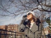 Шал, капа, ракавици, особено во утринските и вечерните часови облечете се потопло