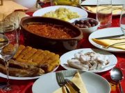 Кој ја дели бадниковата паричка: може ли и жена да ја крши погачата?