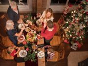 Зошто празната столица најгласно одѕвонува за празниците: Како да се справите со недостасувањето на член од семејството