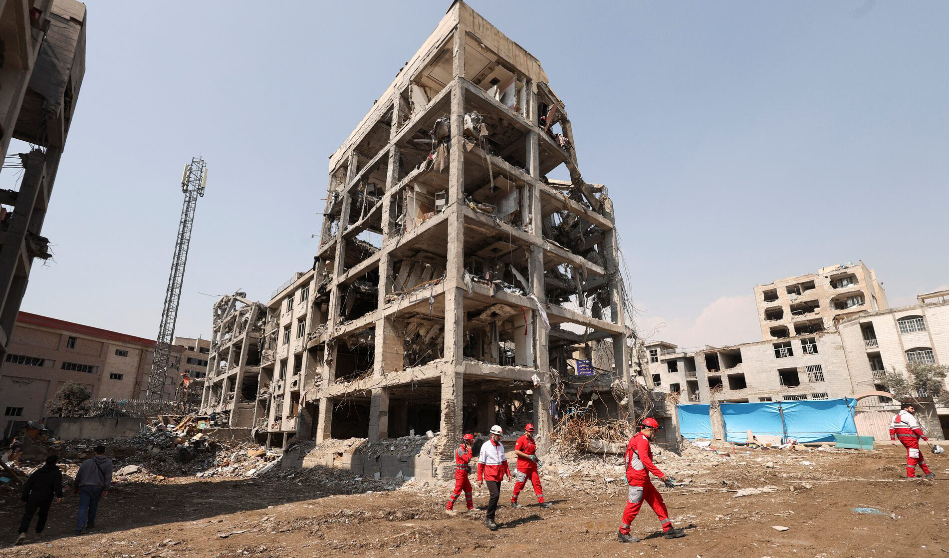 Трамп: Израел да не напаѓа енергетски цели во Иран Спасувачки тим на Црвената полумесечина работи до зграда оштетена