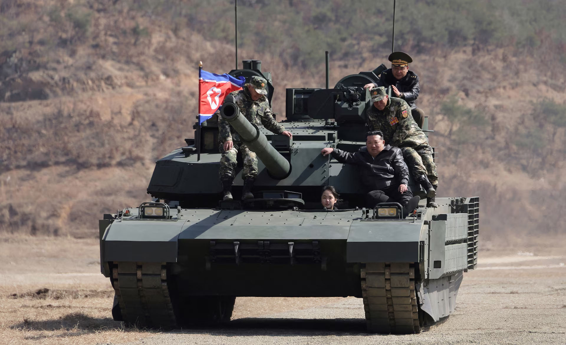 Ќерката на Ким Џонг Ун вози тенк во последната воена вежба Севернокорејскиот лидер Ким Џонг Ун и неговата ќерка Ким Џу Ае возат тенк