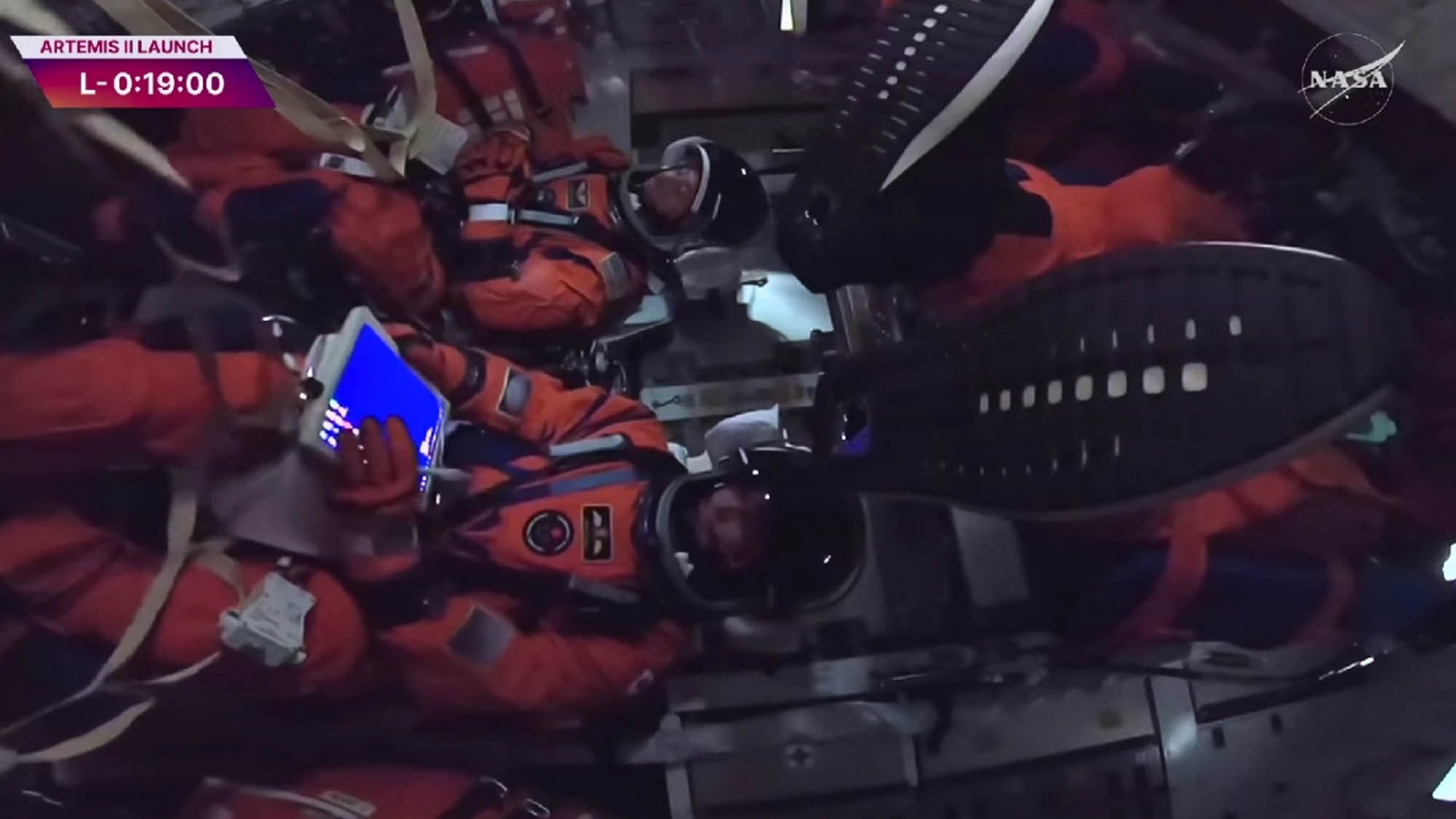 Екипажот во капсулата на вселенското летало „Орион“ пред полетувањето. (NASA/YouTube)