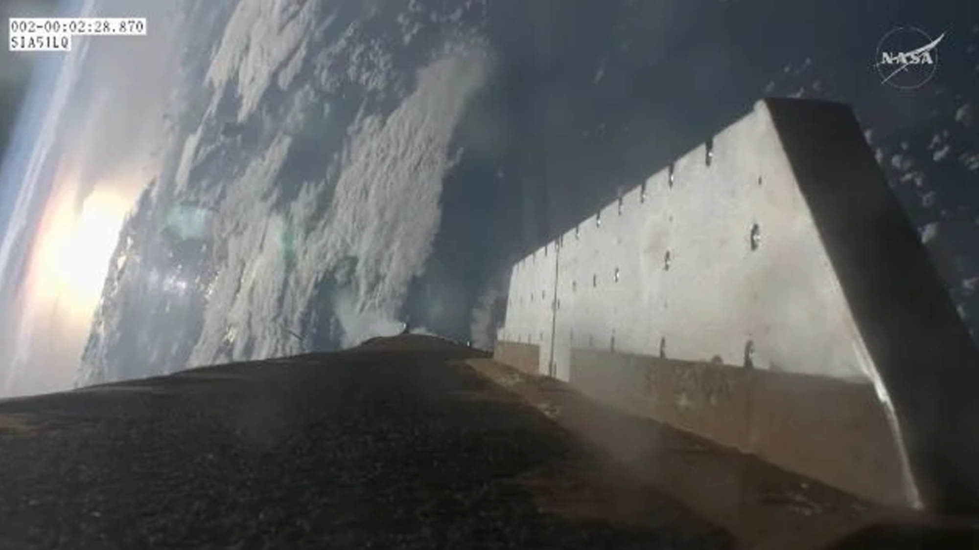 Поглед од вселенското летало додека влегуваше во орбитата на Земјата. (NASA/YouTube)