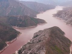 (ВИДЕО) Езерото „Козјак“ добива крв црвена боја – сепак не станува збор за загадување, туку за „чудо“ на природата