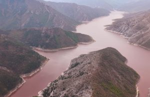 (ВИДЕО) Езерото „Козјак“ добива крв црвена боја – сепак не станува збор за загадување, туку за „чудо“ на природата